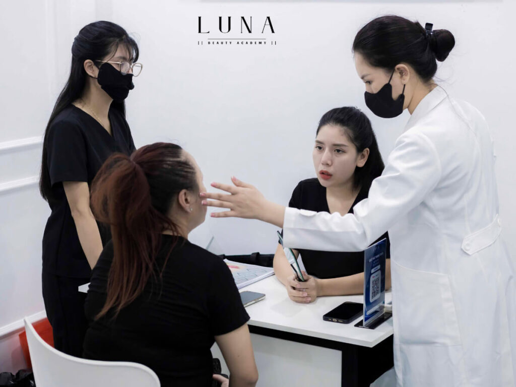 Customer consultation session before injection at Luna