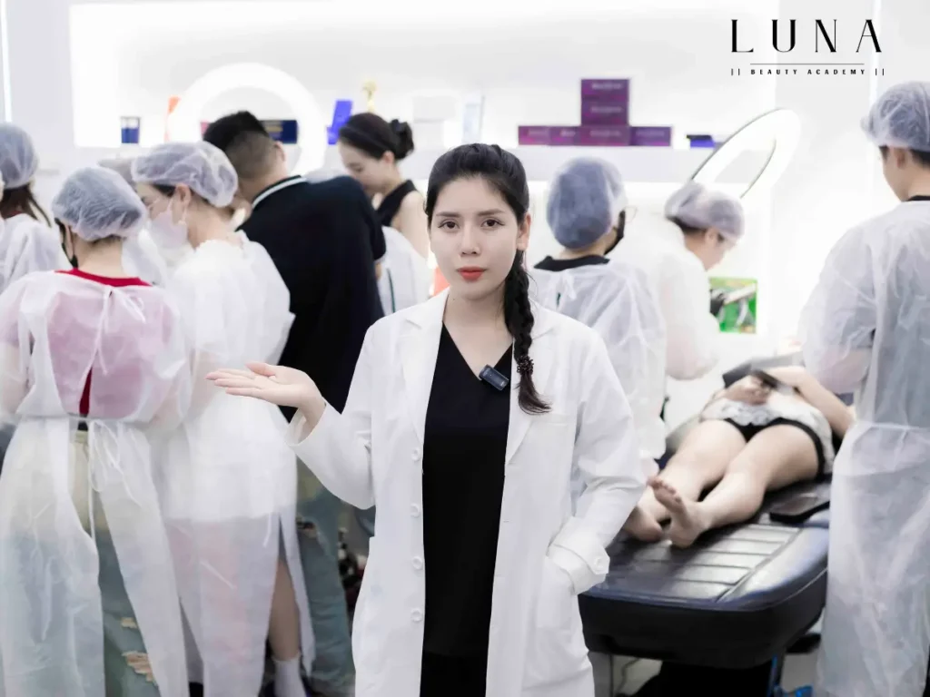 Luna Academy guides students to inject Filler for customers