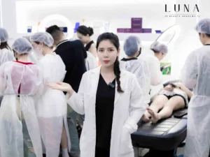 luna academy guides students to inject filler for customers